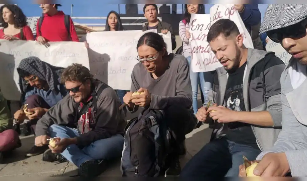 Mujeres que acompañaron la marcha de los hombres, gritando: “¡Amigo, hermano, no seas indiferente, se mata a las mujeres en la cara de la gente!”. Diario La Razón. Mujeres que acompañaron la marcha de los hombres, gritando: “¡Amigo, hermano, no seas indiferente, se mata a las mujeres en la cara de la gente!”. Diario La Razón.