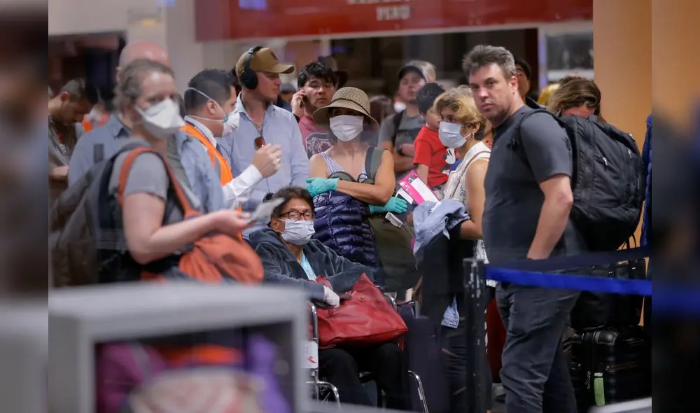 Decenas de pasajeros reclaman vuelos humanitarios tras quedar varados en Lima por el cierre del aeropuerto internacional. Foto: AFP. Decenas de pasajeros reclaman vuelos humanitarios tras quedar varados en Lima por el cierre del aeropuerto internacional. Foto: AFP.