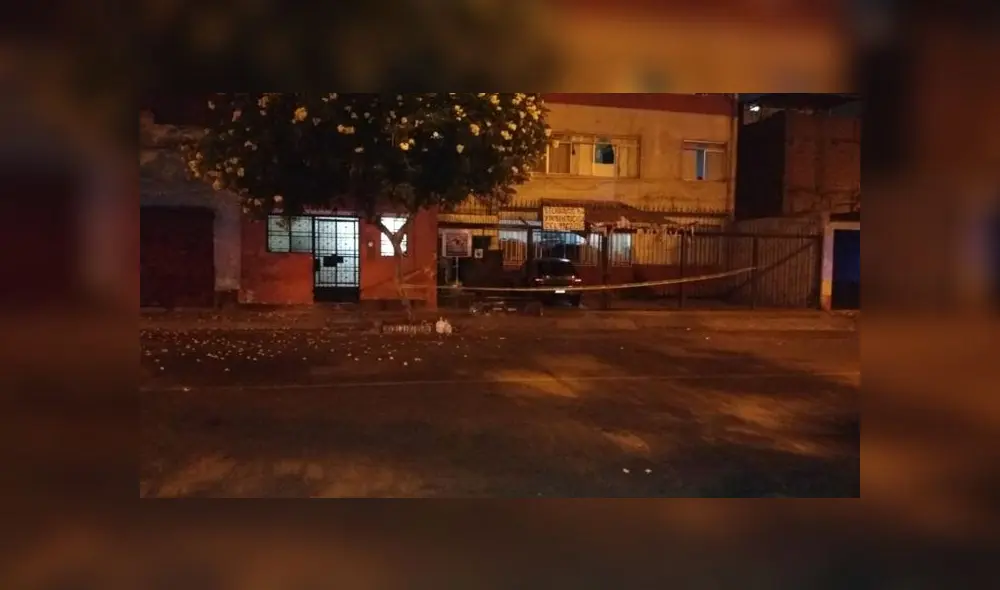 Testigos aseguran haber visto a dos personas abandonando el cajón. (Foto: Difusión) Testigos aseguran haber visto a dos personas abandonando el cajón. (Foto: Difusión)