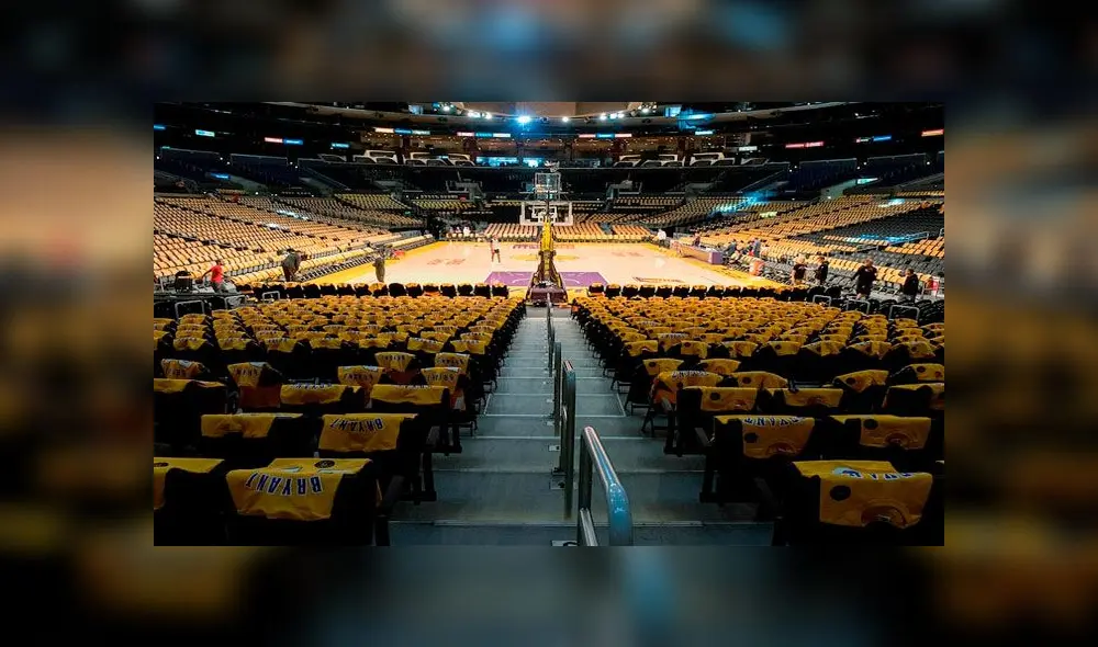 Homenaje a Kobe Bryant: los Lakers regalan 20 000 camisetas del exbasquetbolista en el Staples Center