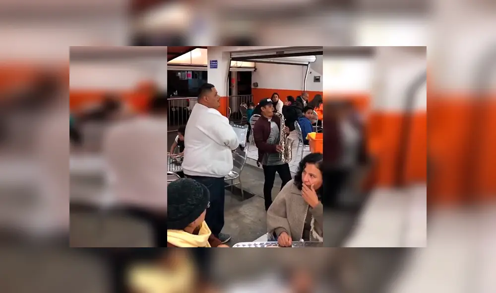 En YouTube, unos jóvenes ingresaron a un restaurante y realizan freestyle usando de ejemplo a los clientes.