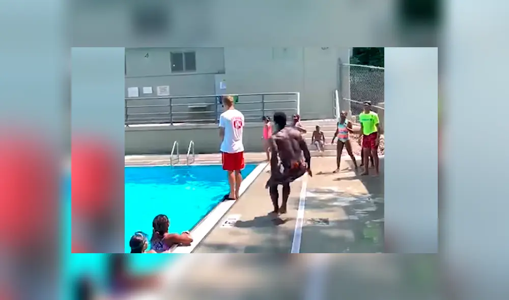 Graban el asombroso salto de un hombre al hacer un clavado sobre un salvavidas [VIDEO] 