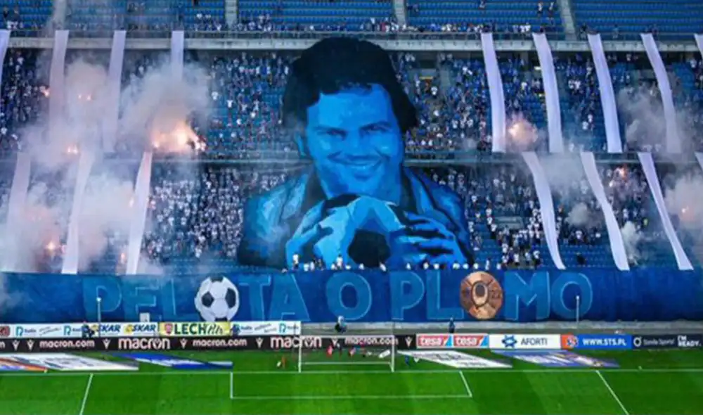 Los hinchas del Lech Poznan desplegaron un polémico 'tifo' en el clásico ante Legia Varsovia. Foto: Twitter.