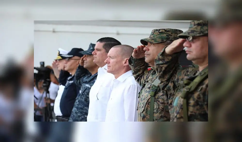 El jefe de misión interino de la Embajada estadounidense, Philip Laidlaw (3-d), y el ministro de Seguridad Pública de Panamá, Juan Manuel Pino (4-d), durante una ceremonia este viernes en Ciudad de Panamá. Foto: EFE