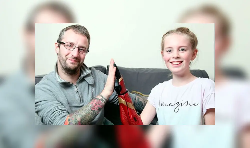 Niña cumple su sueño de abrir sus regalos gracias a su brazo biónico inspirado en Iron Man Niña cumple su sueño de abrir sus regalos gracias a su brazo biónico inspirado en Iron Man