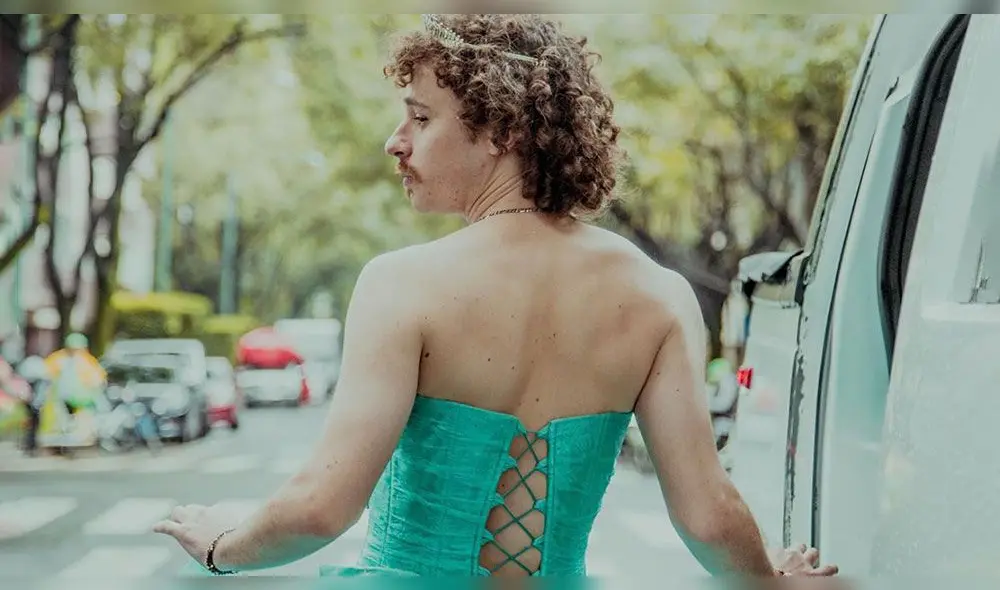El popular youtuber sorprende con un elegante vestido para celebrar ocasión especial.