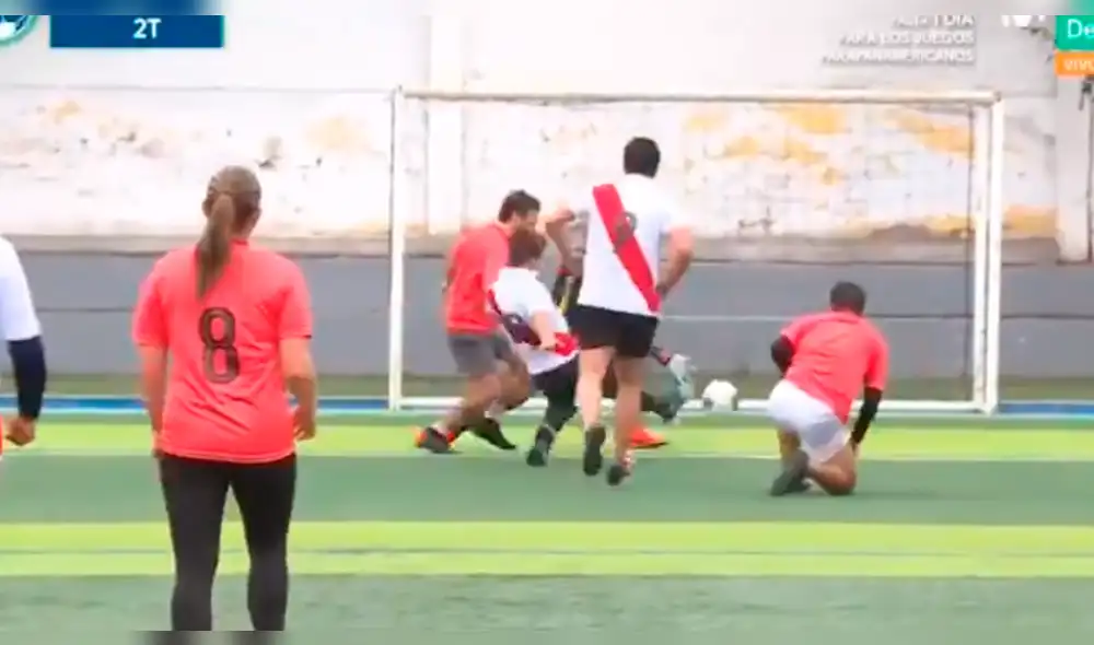 Piccolo Clemente anotó golazo en una 'pichanga' de confraternidad entre los Medallistas de Lima 2019 y los panelistas de Al Ángulo.