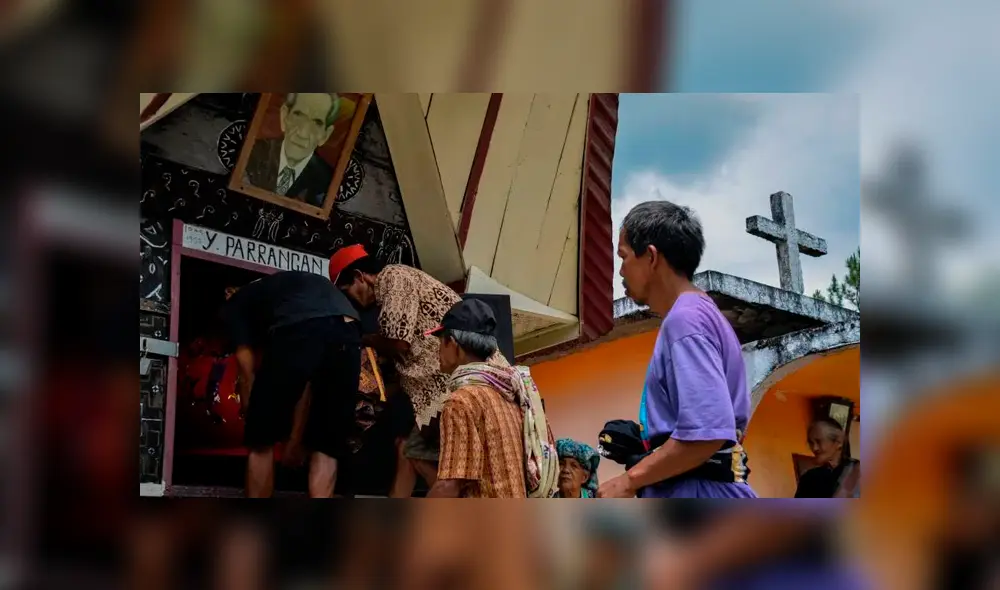 Tribu desentierra los cadáveres de sus seres queridos, los peinan y posan juntos para fotos familiares 