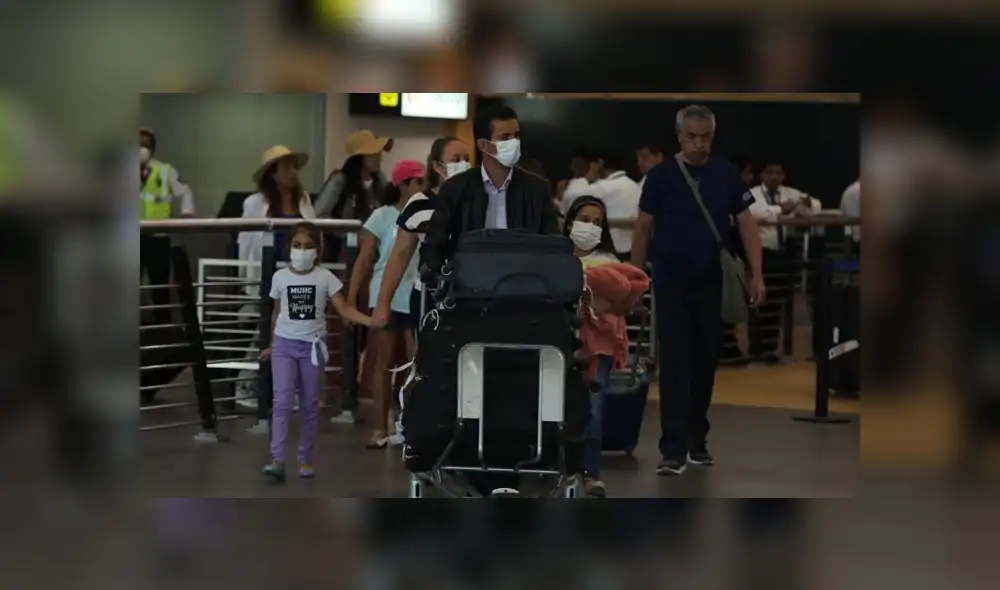 Pasajeros que lleguen de países señalados por el gobierno deberán permanecer en aislamiento domiciliario por 14 días. (Foto: Jorge Cerdán) Pasajeros que lleguen de países señalados por el gobierno deberán permanecer en aislamiento domiciliario por 14 días. (Foto: Jorge Cerdán)