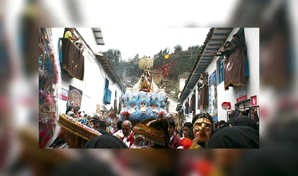 procesión. Imagen de la Mamacha del Carmen recorrió las calles de Paucartambo. Cientos de danzantes acompañaron el recorrido que es una tradición en Cusco. procesión. Imagen de la Mamacha del Carmen recorrió las calles de Paucartambo. Cientos de danzantes acompañaron el recorrido que es una tradición en Cusco.