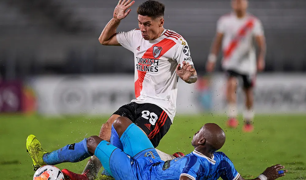 La lluvia complica el juego de ambos equipos. Foto: AFP.
