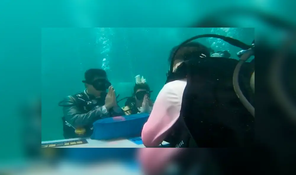 Desliza hacia la izquierda para ver la boda submarina que emocionó a miles de usuarios de YouTube. Desliza hacia la izquierda para ver la boda submarina que emocionó a miles de usuarios de YouTube.