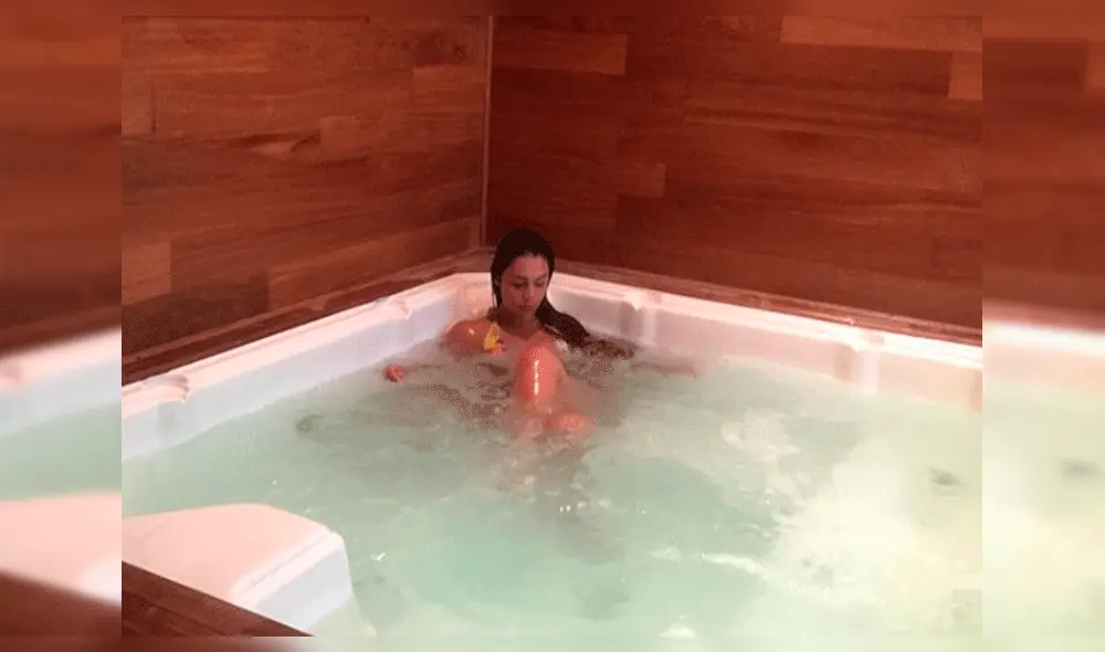 Alexandra Méndez dejó poco a la imaginación con atrevido 'selfie' en el baño