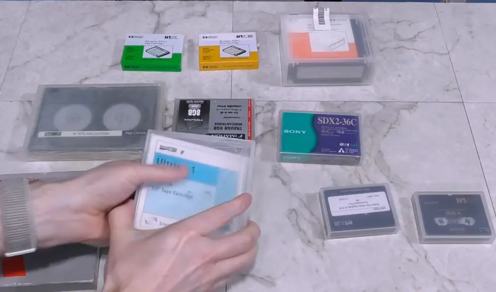 ¿Cuantos tipos de disquetes, cassettes, discos ópticos y otros formatos crees que existieron en el mercado? La respuesta te sorprenderá. Foto: 8-Bit Guy