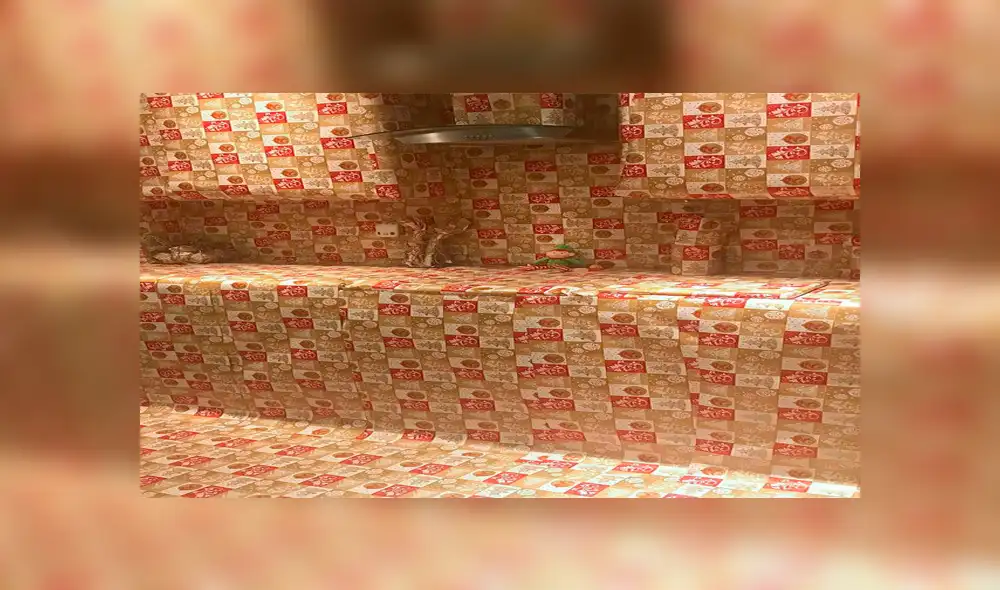 Mujer se lleva gran sorpresa al llegar a su casa y descubrir toda la cocina envuelta con papel de regalo [FOTOS]