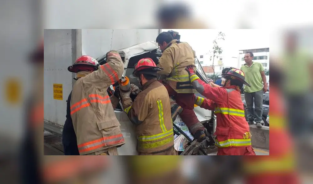Los bomberos tuvieron que utilizar cizallas hidráulicas para cortar las ventanas y puertas de la parte delantera de furgoneta. (Foto: Municipalidad de Surco) Los bomberos tuvieron que utilizar cizallas hidráulicas para cortar las ventanas y puertas de la parte delantera de furgoneta. (Foto: Municipalidad de Surco)