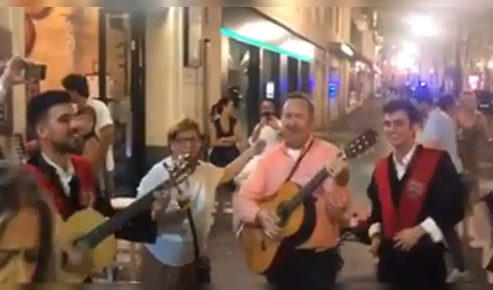 Tras ser repudiado en Hollywood, Kevin Spacey canta “La bamba” con tuna de Sevilla