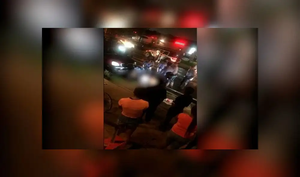 Agentes de la policía tuvieron que llega para rescatar al delincuente cuando era masacrado por muchedumbre. Foto: Twitter