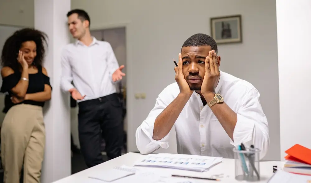 Notar que alguien cerca de ti está inquieto puede distraerte. Los científicos señalan que puedes padecer misokinesia. Foto: Mid Cities Psychiatry