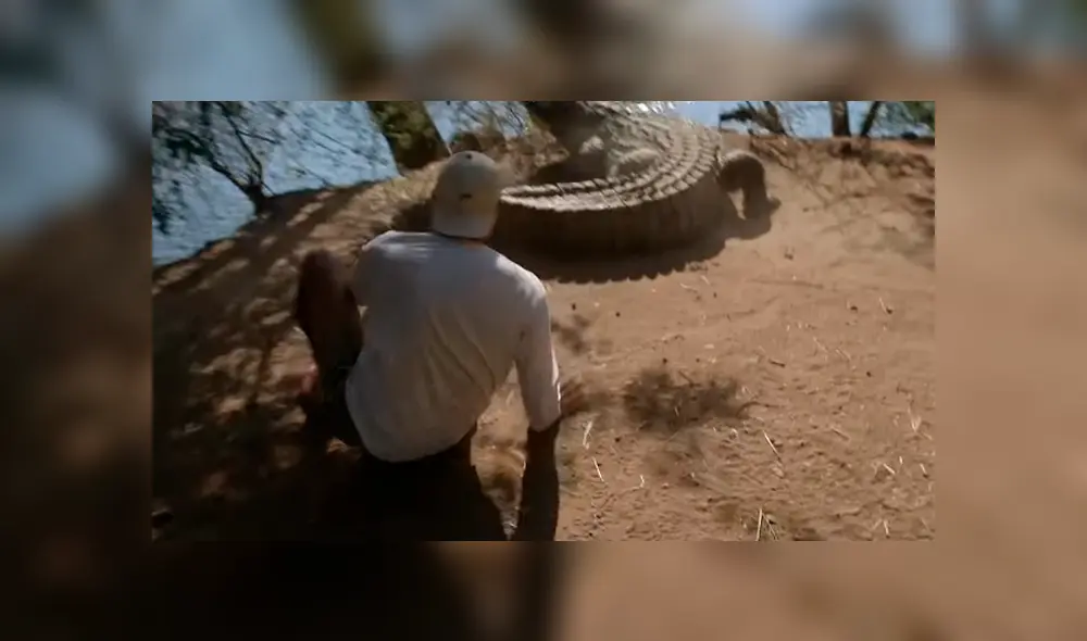 Vía YouTube. El explorador se puso a pocos centímetros de un enorme cocodrilo y recibió un ataque.