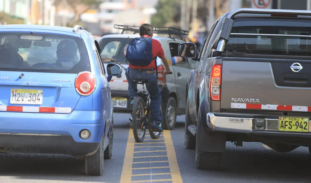 Sin control. En la gráfica se aprecia que un ciclista se desplaza en medio de autos y camionetas que invaden la cicloruta. Foto: La República/Clinton Medina. Sin control. En la gráfica se aprecia que un ciclista se desplaza en medio de autos y camionetas que invaden la cicloruta. Foto: La República/Clinton Medina.