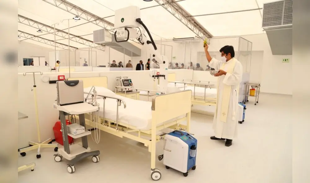 Ambientes de hospital "La Videnita" son bendecidos por sacerdote.