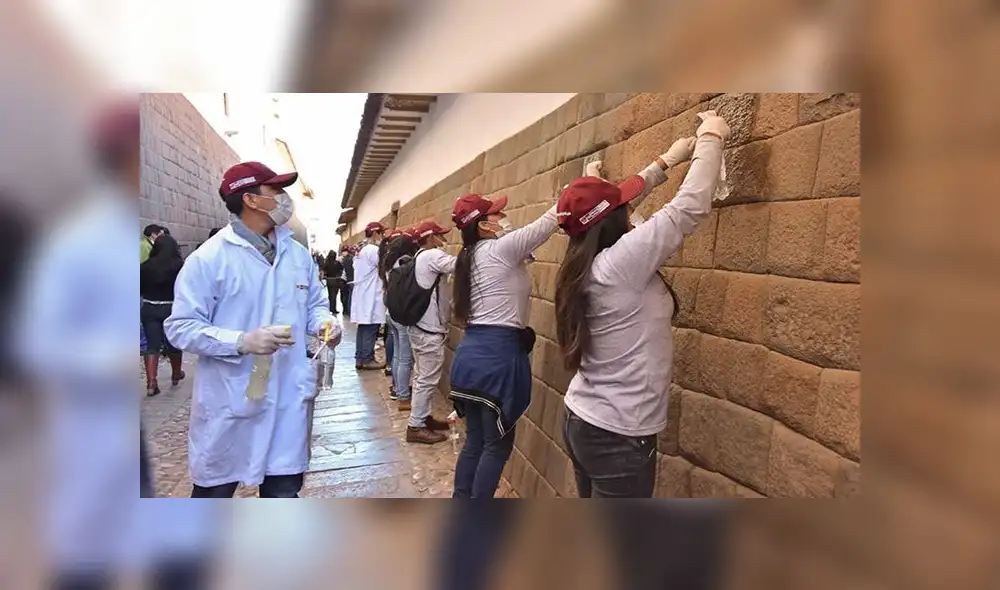 Universitarios limpiaron muros incas en Centro Histórico de Cusco 