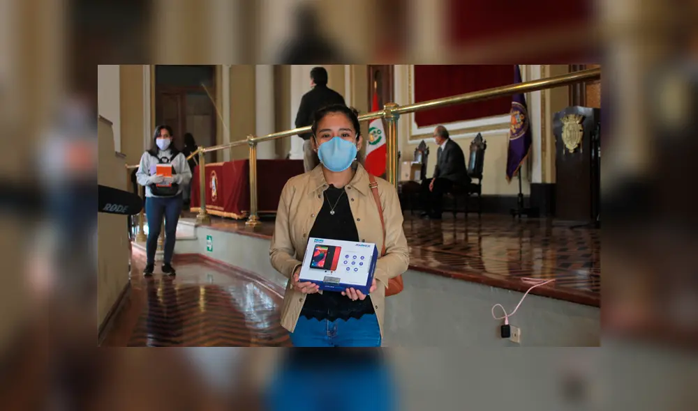Estudiantes de UNMSM reciben tablets. Foto: UNMSM