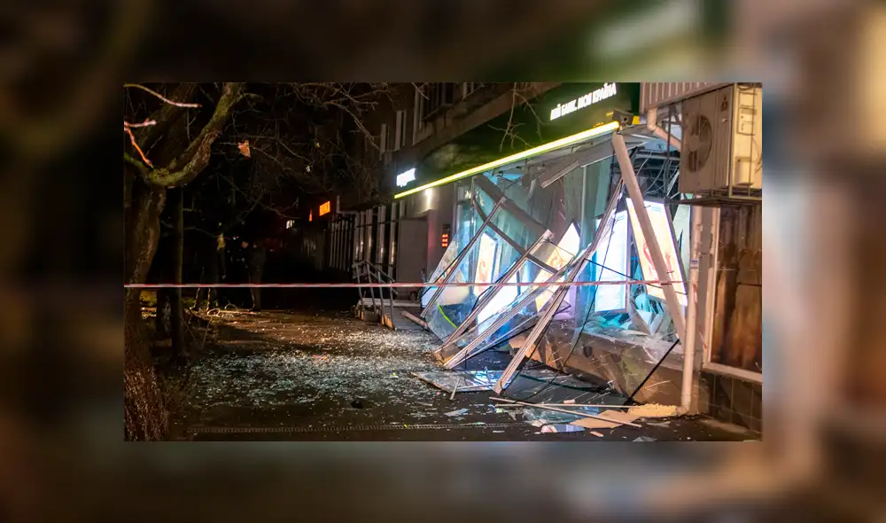 Delincuentes explotan un cajero automático e inundan la calle de cientos de billetes [VIDEO]