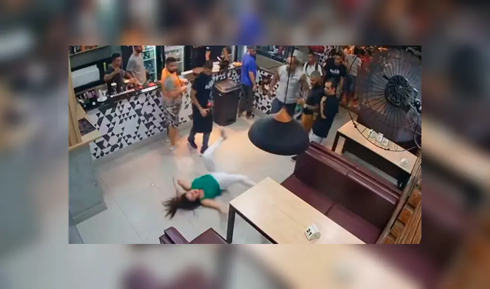 Mujer es golpeada por dos hombres durante altercado en un bar [VIDEO]