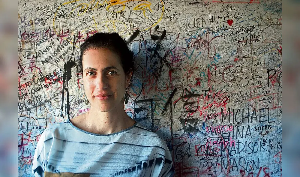 Katya Adaui: “El consuelo es rodearnos de los objetos que dieron cuenta de esa existencia”.