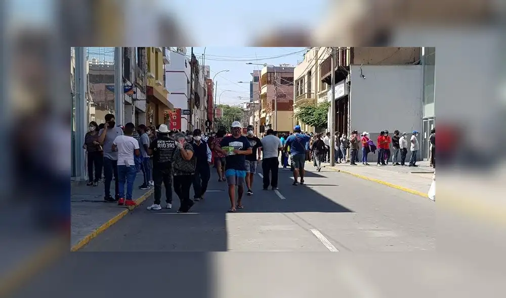 Los bancos, financieras y cajeros de la céntrica avenida San Martín registraron interminables colas con cientos de personas.