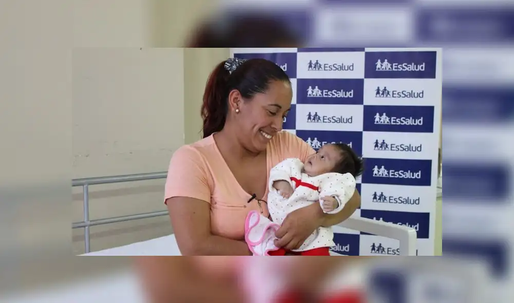 Sandro Santti y Mayra Rossi, padres de la niña, se mostraron muy agradecidos con los médicos por haber contribuido en la recuperación de su hija. (Foto: EsSalud)