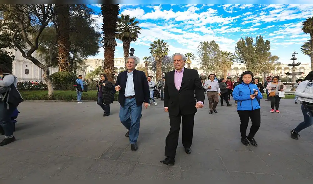 ESCRITOR MARIO VARGAS LLOSA EN TU TIERRA NATAL AREQUIPA RODANDO UN DOCUMENTAL ESCRITOR MARIO VARGAS LLOSA EN TU TIERRA NATAL AREQUIPA RODANDO UN DOCUMENTAL