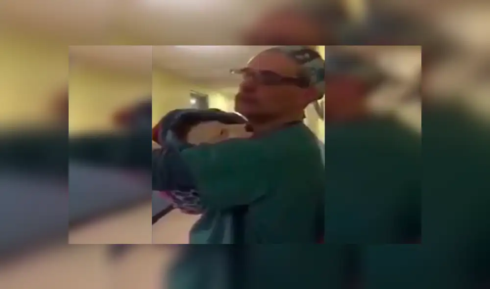 En Facebook, un joven veterinario abrazó a un cachorro con la intención de calmarlo después de su operación. En Facebook, un joven veterinario abrazó a un cachorro con la intención de calmarlo después de su operación.