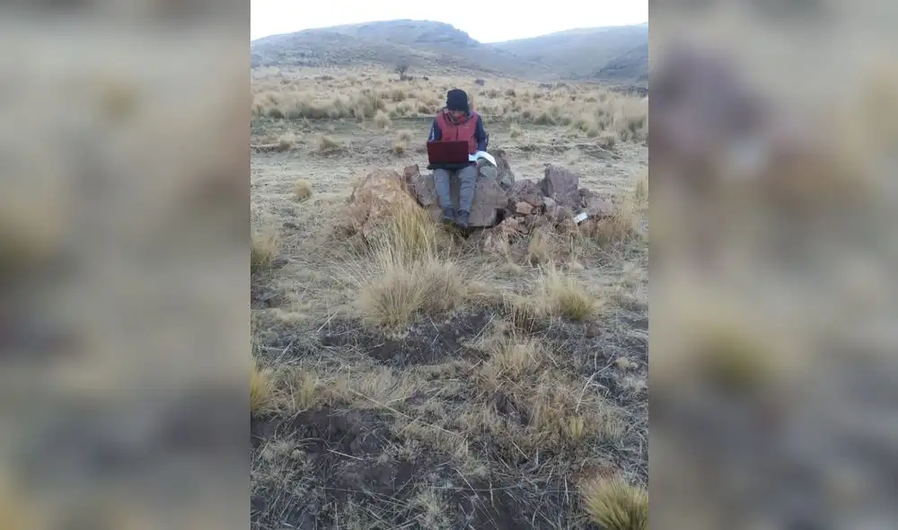 El universitario cusqueño, Maycol Ccacyavillca, debe subir hasta una loma para captar la señal de telefonía. El universitario cusqueño, Maycol Ccacyavillca, debe subir hasta una loma para captar la señal de telefonía.