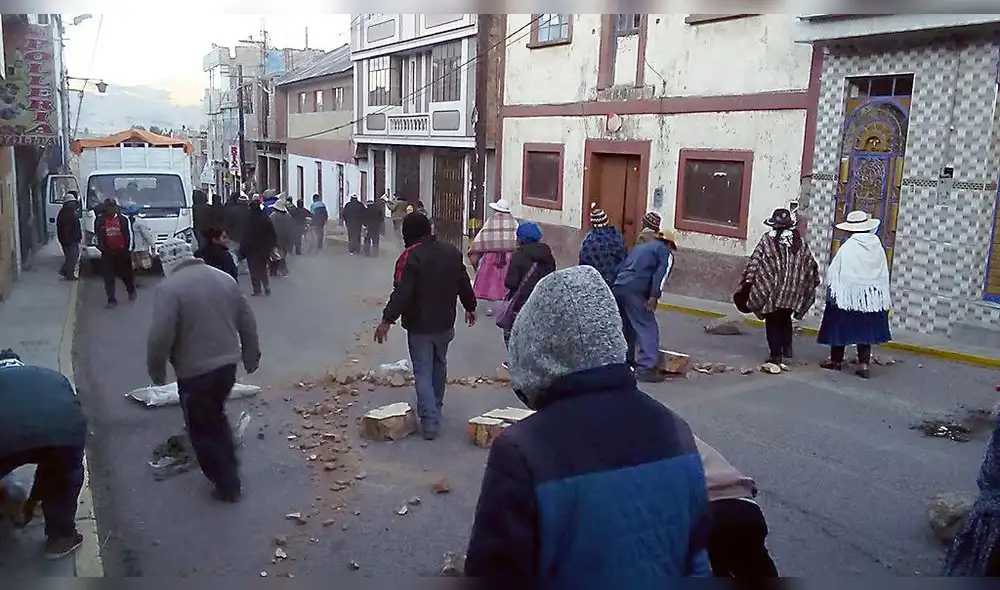 Tránsito a Bolivia fue cerrado 7 horas por huelga en Puno 