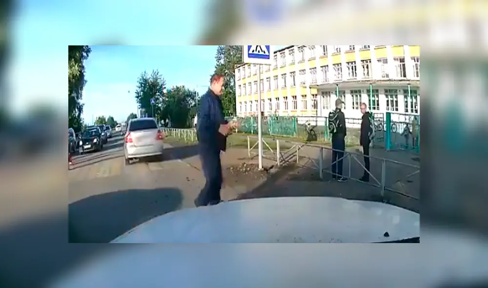 Video es viral en Facebook. El chofer se percató que el gatito se puso frente a la llanta de un auto y rápidamente corrió para salvarlo de una muerte segura. Foto: Captura. Video es viral en Facebook. El chofer se percató que el gatito se puso frente a la llanta de un auto y rápidamente corrió para salvarlo de una muerte segura. Foto: Captura.