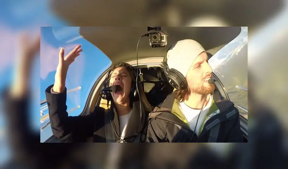 Desliza para descubrir la reacción de la joven al darse cuenta que su novia le estaba pidiendo matrimonio. Foto: Captura. Desliza para descubrir la reacción de la joven al darse cuenta que su novia le estaba pidiendo matrimonio. Foto: Captura.