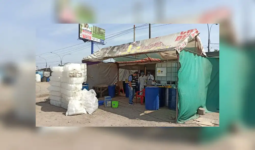 Peritos de la Policía acudieron al lugar para inspeccionar el alcohol encontrado. (Foto: GLR - URPI) Peritos de la Policía acudieron al lugar para inspeccionar el alcohol encontrado. (Foto: GLR - URPI)
