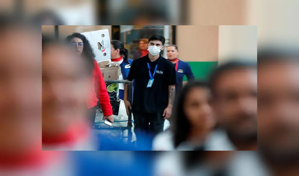 Pasajeros del aeropuerto Arturo Merino Benítez en Santiago de Chile portando mascarillas para evitar el contagio del coronavirus. Foto: EFE Pasajeros del aeropuerto Arturo Merino Benítez en Santiago de Chile portando mascarillas para evitar el contagio del coronavirus. Foto: EFE