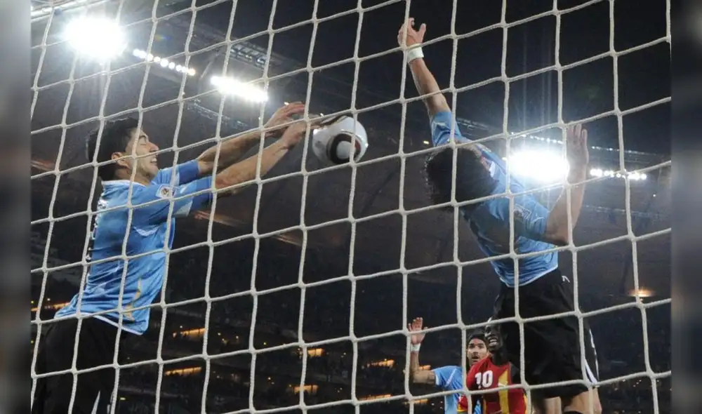 Luis Suárez salvó a Uruguay de un gol en el último minuto ante Ghana en el 2010. Foto: AFP