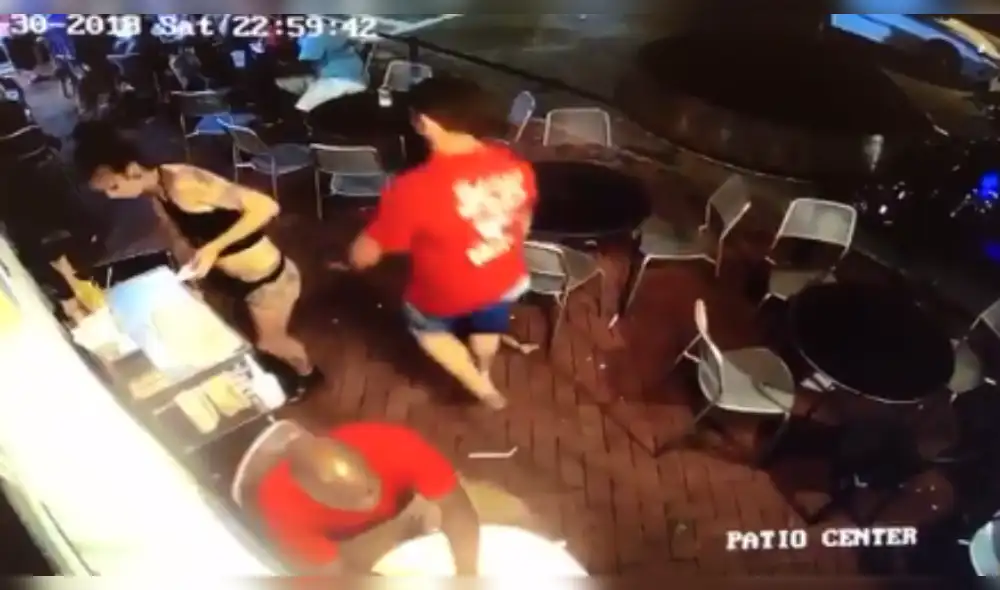 Youtube: cliente manosea a mesera, ella le da una dolorosa y contundente lección [VIDEO] 