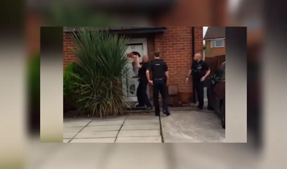 YouTube: La policía ingresa a su casa tras romper la puerta, él se burla escapando por la ventana YouTube: La policía ingresa a su casa tras romper la puerta, él se burla escapando por la ventana