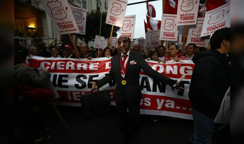 “¡Que se vayan todos!”: miles de peruanos marcharon en respaldan al adelanto de elecciones “¡Que se vayan todos!”: miles de peruanos marcharon en respaldan al adelanto de elecciones