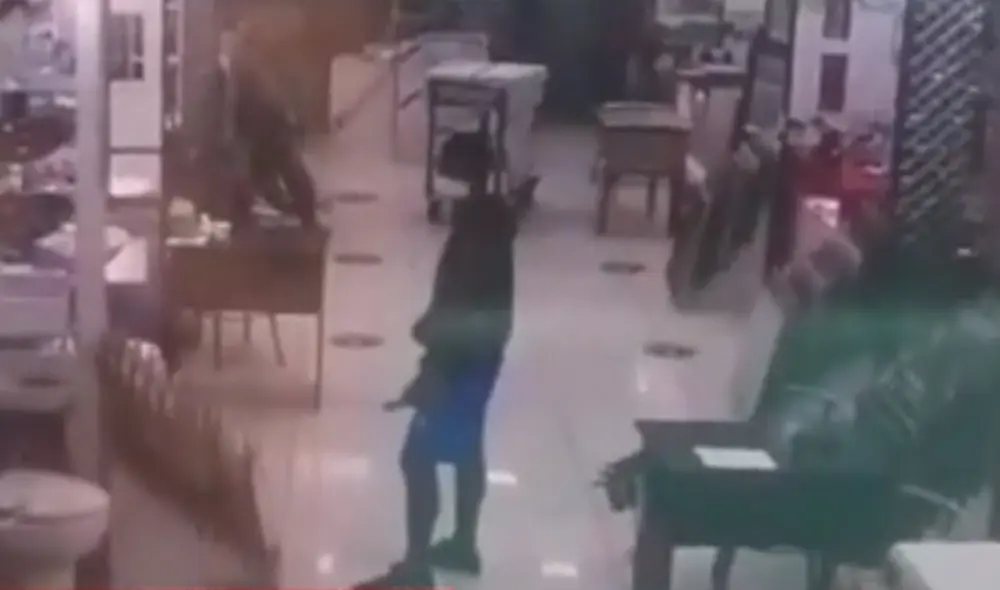 Hampón había sustraído un equipo telefónico de un local. Foto: captura de América Noticias