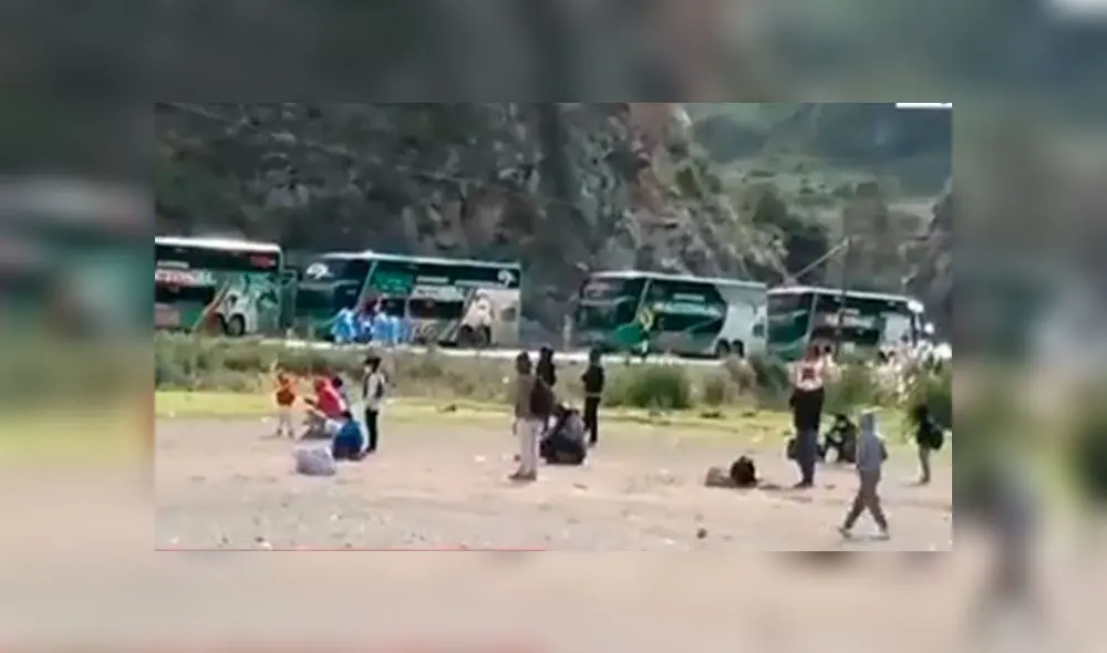 Los buses se encuentran varados a las afueras del centro de la ciudad. Foto: Captura/América TV Los buses se encuentran varados a las afueras del centro de la ciudad. Foto: Captura/América TV