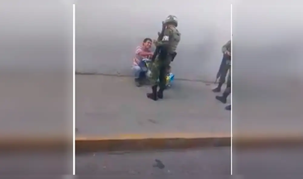 Facebook: el noble gesto de un soldado con un niño que vende chicles en la calle [VIDEO]