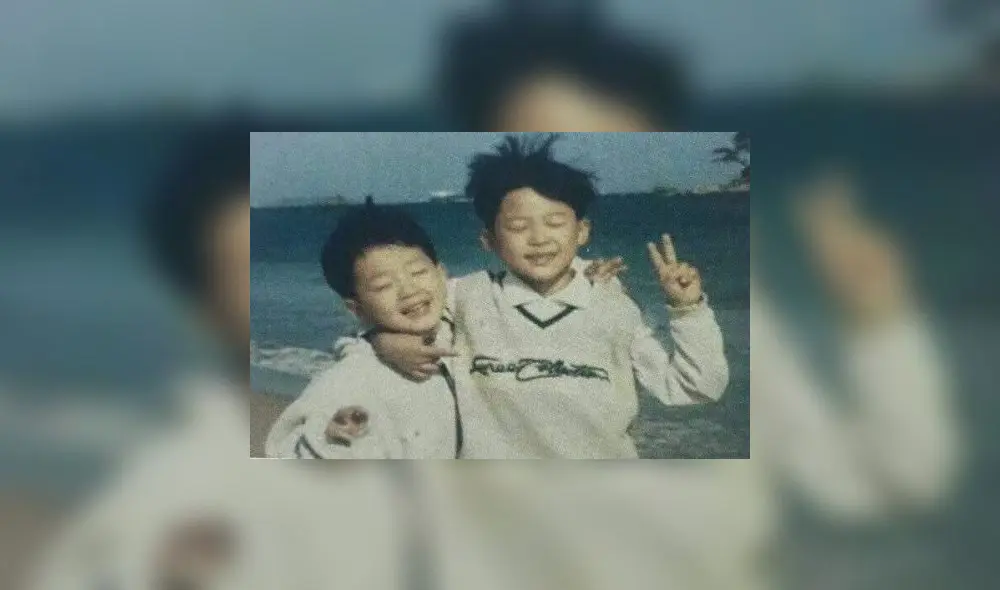 Foto de la infancia de Jimin de BTS junto a su menor hermano.