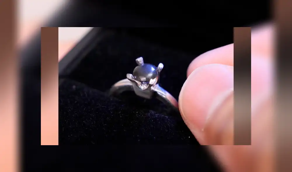Un joven se ha vuelto viral en YouTube tras recolectar sus uñas para crear un anillo de compromiso para su pareja. Un joven se ha vuelto viral en YouTube tras recolectar sus uñas para crear un anillo de compromiso para su pareja.